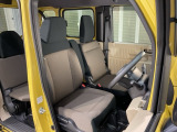 乗降がしやすい運転席。高さが調節できて小柄な方でも運転しやすいポジションをとることができます。