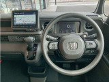 運転席周りです。カップホルダーや小物の収納などは必須ですよね!!使い勝手の良いつくりになっております!!
