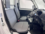 ゆったりと座れる運転席シートですのでストレスなく運転が出来ますよ!