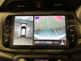 アラウンドビューモニターは真上から見下ろした様に車の周囲を表示することで、駐車時の安全性と利便性を高めます。