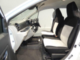 【フロントシート】体を優しく包み込み疲れにくい座席です。足元も広く運転席からの視界も良好で、リラックスしてドライブを楽しめます。