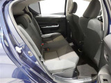 コンパクトカーながら大人5名乗車でも充分な後部座席スペースを備えております!