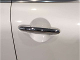 【スマートキー】車両のキーをカバンやポケットに入れたまま、お車の開閉が可能で御座います。お車の前に立ってキーを探す必要が御座いません。