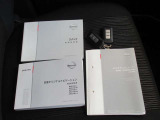新車時保証書・車両取説・ナビ取説・スペアキー付属します。