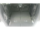 後席シートはフラットにすることが可能です♪ シートを倒せば広々とした荷室空間となり、大きなお荷物の積載にも便利です☆