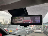 インテリジェントルームミラーです。人や物で視界が遮られてても、車体後部のカメラ映像に切り替えることにより、クリアな後方視界を実現しています。