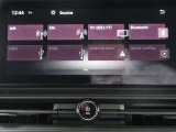 USBタイプA・タイプC・HDMI接続が可能です。Apple CarPlayやAndroid Auto連携機能もあります。Amazon Alexa搭載。携帯電話のワイヤレス充電にも対応。