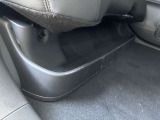 ぬれた傘などの収納可能なトレイが後部座席の下についていて、とても便利