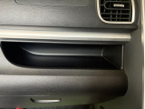 運転席インパネアッパーボックスは小物の収納に便利です。