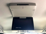 【フリップダウンモニター】大画面モニターで後席でもエンタメをお楽しみいただけます。小さなお子様にも大人気の装備です♪
