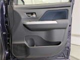 運転席ドア内張はご覧の通り。ドアポケットの収納もバッチリです