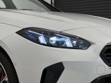 アダプティブLEDヘッドライトはステアリングを切った方向を照らします。