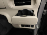 カップホルダーは運転席や助手席からちょうど手の届く位置です!!
