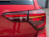 後続車からの視認性に優れるLEDダークテールランプ。ウィンカーは流れる様に点滅する「ダイナミックターンインジケーター」です。