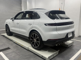 オプション:コンフォートシート(14way電動調節)メモリーパッケージ付き、プライバシーガラス