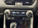 【オートエアコン】一度お好みの温度に設定すれば、車内の温度を検知し風量や温度を自動で調整。暑い&hellip;寒い&hellip;と何度もスイッチ操作をする必要はありません。快適な車内空間には必須の機能ですね♪