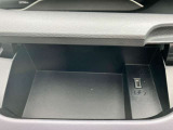 運転席前にUSB差し込み口付きのグローブボックスあります。