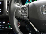 ハンドルにオーディオ操作用スイッチを備え、手を放さずに操作可能。安全性と利便性を両立しています。