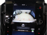 後方映像を11.6インチディスプレイに表示し、ステアリング連動ガイドラインが駐車をサポート。さらに後退時はリヤ4センサーが障害物を検知し、必要に応じてブレーキが作動します。
