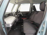 収納も便利で使いやすい。小物や大切な物をやさしく収納。カップホルダーの位置も使いやすいです♪