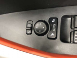 電動格納式ドアミラー付き。駐車場へ停めた時に、ボタン一つで左右のドアミラーをたたむ事ができます。