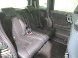 燃料タンクを運転席の下に配置する構造により、ゆとりある後部スペースを確保しています。