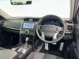 運転席まわりです。 各操作スイッチは使いやすい位置に配置されてます。