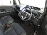 シンプルで使いやすいデザインの運転席です。