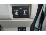 運転席からスライドドアの開閉ができる便利なスイッチを装備しております♪ 日常使いにも嬉しい人気の装備です☆