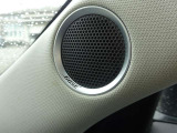 車内音響に合わせてチューニングされた専用スピーカーのBOSEシステム。奥行きのある澄んだ音と驚きの臨場感で、移動時間をプレミアムな音楽空間へと進化させます。