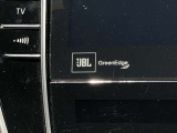 高性能なサウンドシステムを楽しめる「JBLプレミアムサウンドシステム」を装備しております!ドライブ中の音楽をぜひお楽しみください♪