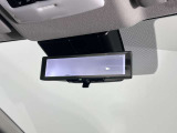 スマートルームミラーで後方の映像がルームミラーで確認できます。