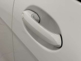コンフォートアクセス付きでキーを携帯していれば施錠、開錠が可能です。