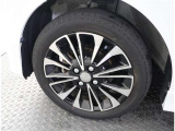 かっこいいホイールですね。 車のイメージを大きく左右するホイール部分はコダワリを持ちたいですね。