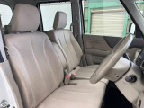 運転席まわりには十分なスペースがあり、大柄な方でもゆったり運転していただける環境です。