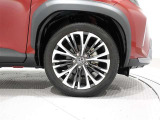 タイヤサイズは(215/50R18)で純正アルミホイールです。
