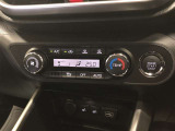 オートエアコンです。運転席から操作しやすいよう、使用頻度の高いスイッチを運転席側にレイアウトしています。