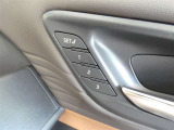 運転席のシートポジションを記憶・再現できるメモリー機能を搭載しています。