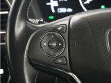 ハンドルにオーディオ操作用スイッチを備え、手を放さずに操作可能。安全性と利便性を両立しています。