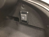 アクセサリーコンセント(AC100V・1500W)です。ラゲージルーム右側に1個設置されています。非常時給電システム付きです。機能の詳細は展示店舗までお尋ねください。