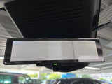 【インテリジェントルームミラー】後席の大きな荷物や同乗者で後方が確認しづらい時でも安心!カメラが撮影した車両後方の映像をルームミラー内に表示。クリアな視界で状況の確認が可能です!