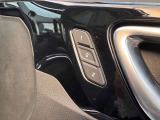 運転席のパワーシートには2パターンのメモリ機能付きです。