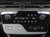 オートエアコンですので、車内を快適な空間に出来ます♪   操作はタッチパネル式ですので爪の長い方でも安心して操作して頂けます!