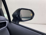 ウインカーミラーにはBSM(ブラインドスポットモニター)を搭載。隣を走る車両が死角に入るとLEDインジケーターを点灯。また、ウィンカーを出すとインジケーターも光って点滅!注意を促してくれます