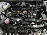 ヤリスのハイブリッドシステムは、1.5Lエンジンとモーターを効率よく組み合わせ、静かで滑らかな走りを実現します