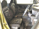 運転席の座面高さを調整できるシートリフターが付いています。