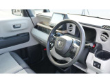 やわらかいカラーの内装です♪ 前席も広々としており、見晴らしも良く快適に運転していただけます☆