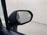 ウインカーミラーにはBSM(ブラインドスポットモニター)を搭載。隣を走る車両が死角に入るとLEDインジケーターを点灯。また、ウィンカーを出すとインジケーターも光って点滅!注意を促してくれます