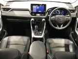 高いホールド性で運転姿勢が安定します。長距離ドライブでも疲れにくいのが魅力です。快適なドライビングライフをお送りください♪
