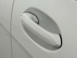 コンフォートアクセス付きでキーを携帯していれば施錠、開錠が可能です。